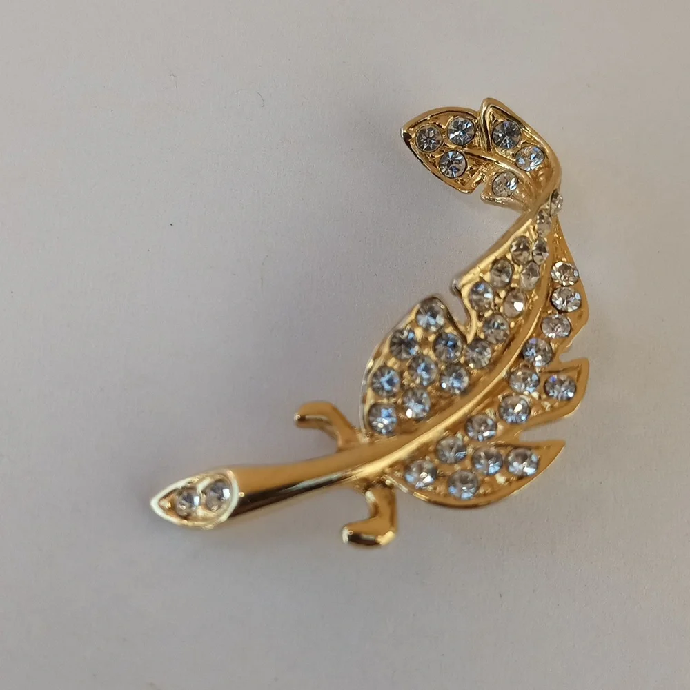 Vintage Gold tone rhinestone feather pin/brooch. - Picture 3 of 10